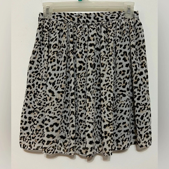 Banana Republic cheetah print pleated mini skirt. Size 0 - Picture 1 of 14